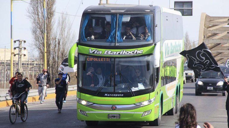 Así recibieron con orgullo  los hinchas albinegros al equipo