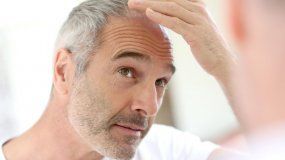 Estos 3 alimentos podrían ayudarte a retrasar la aparición de canas