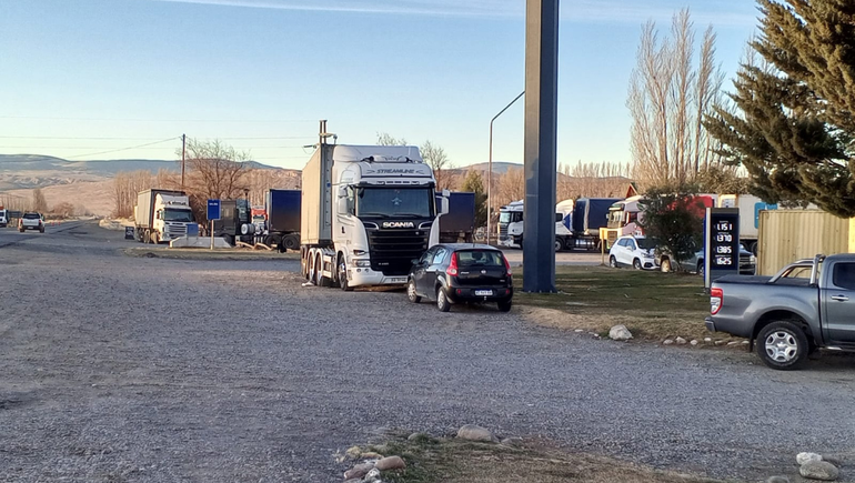 Más de 200 camiones quedaron varados por el cierre del Paso Pino Hachado por segundo día consecutivo. Más de 200 camiones quedaron varados por el cierre del Paso Pino Hachado por segundo día consecutivo.