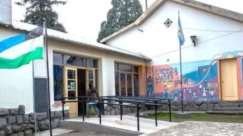 En la escuela 268 de El Bolsón no se resignan a que los chicos se queden sin viaje de egresados. En la escuela 268 de El Bolsón no se resignan a que los chicos se queden sin viaje de egresados.