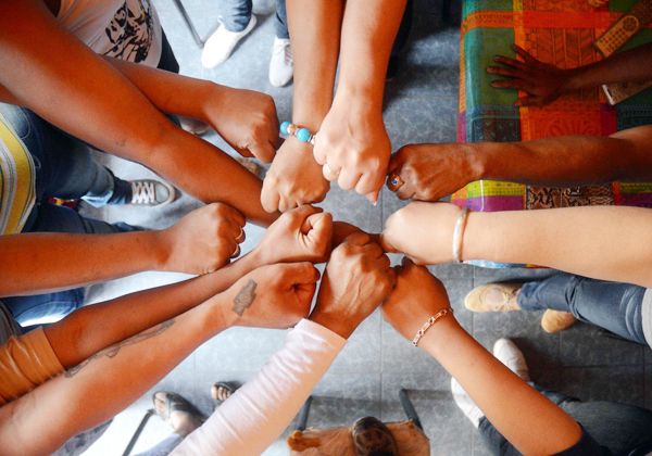 Prostitutas se unen para oponerse al cierre de los cabarets en Huincul