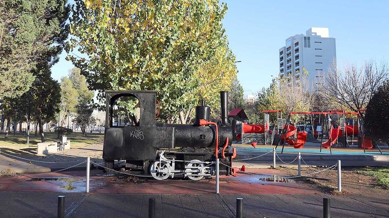 Tras un hecho de vandalismo, la Municipalidad aseguró que restaurará la histórica máquina del tren del Parque Central | LM Neuquen Tras un hecho de vandalismo, la Municipalidad aseguró que restaurará la histórica máquina del tren del Parque Central