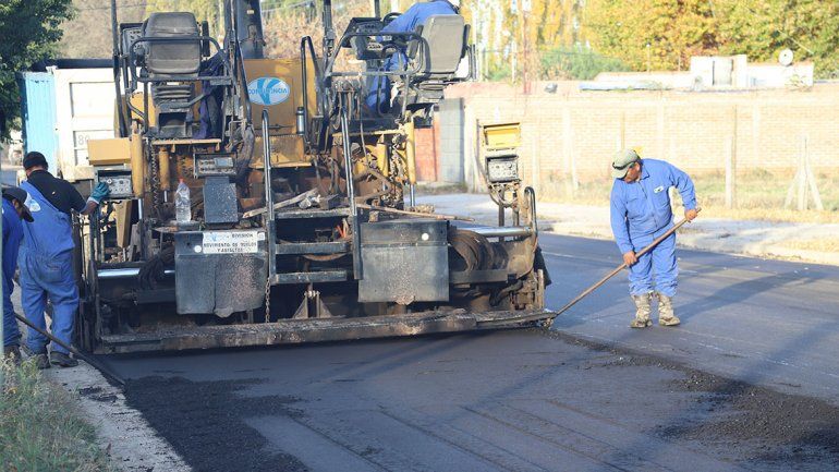 Cordineu financia el asfalto de calles en Confluencia