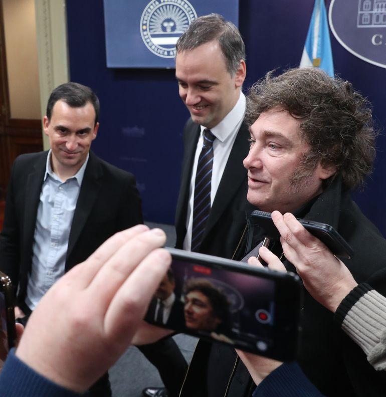 Javier Milei, conversando con periodistas, junto al vocero Manuel Adorni y el subsecretario de Prensa, Javier Lanari. Javier Milei, conversando con periodistas, junto al vocero Manuel Adorni y el subsecretario de Prensa, Javier Lanari.