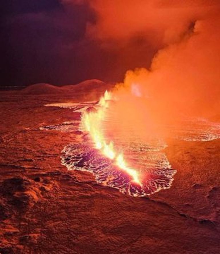 Impactantes imágenes del volcán en Islandia ríos de lava y explosiones