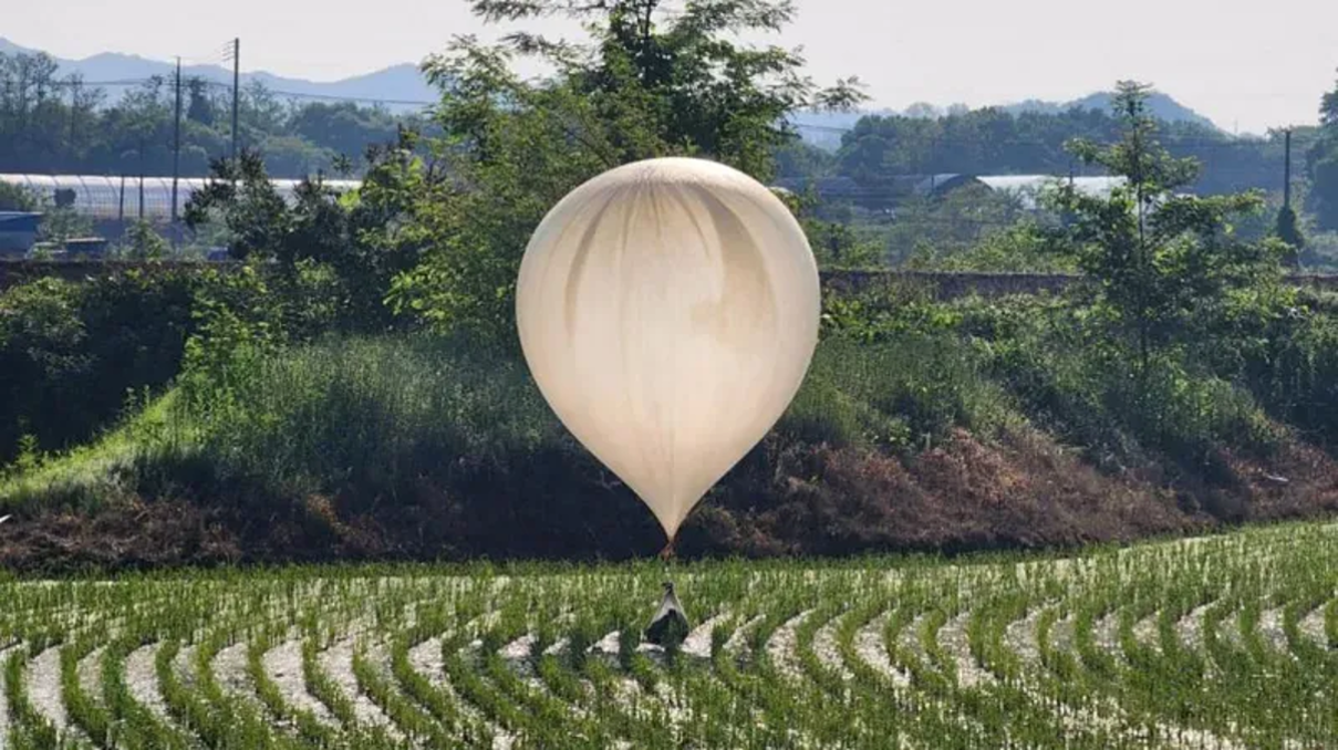Uno de los globos norcoreanos cae sobre territorio de Corea del Sur.