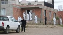 La policía científica de Sana Cruz en la casa del barrio 13 de Diciembre de Caleta Olivia: ingresaron varias horas después de la emergencia.
