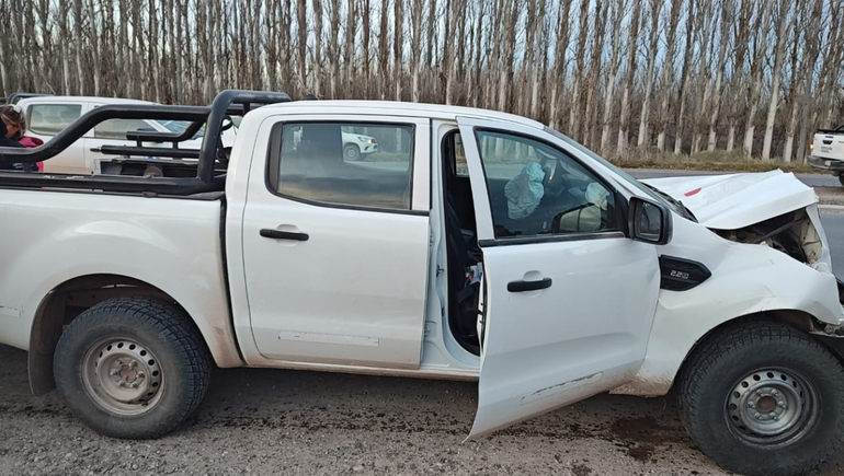 El conductor de la Ford Ranger de la UOCRA que protagonizó el choque en Ruta 7 resultó herido y debió ser trasladado al hospital de Centenario. El conductor de la Ford Ranger de la UOCRA que protagonizó el choque en Ruta 7 resultó herido y debió ser trasladado al hospital de Centenario.