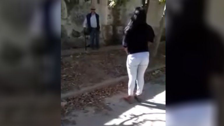 Una mujer fue acusada de entregar a su hija de 4 años a un anciano para violarla