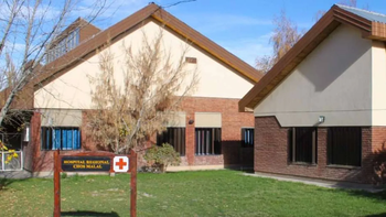 medico de neuquen fue despedido porque dejo de trabajar cinco meses: se habia ido a estados unidos