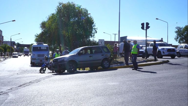 Se quedó sin frenos y ocasionó un choque en cadena en la Ruta 22: hubo demoras