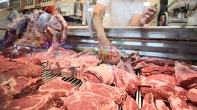 La desaceleración en los precios de la carne no alcanzó para revertir la caída del consumo interno, afectado por la pérdida del poder adquisitivo y el cambio de hábitos alimenticios. | LM Neuquen La desaceleración en los precios de la carne no alcanzó para revertir la caída del consumo interno, afectado por la pérdida del poder adquisitivo y el cambio de hábitos alimenticios.