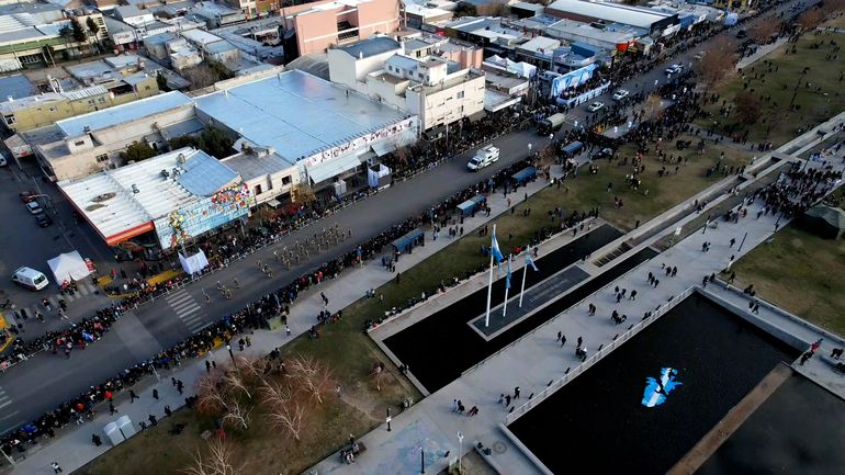 el desfile militar por el 9 de Julio en Neuquén. volvió después de siete años. el desfile militar por el 9 de Julio en Neuquén. volvió después de siete años.