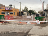 Vecinos y comerciantes están preocupados por el desborde cloacal sobre calle Naciones Unidas en Cipolletti.