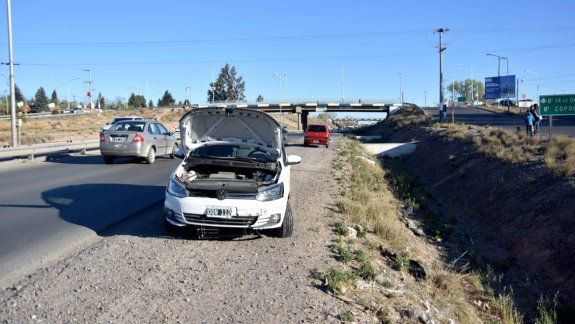 Se tragó un pozo y terminó arriba del guardarrail en Alta Barda