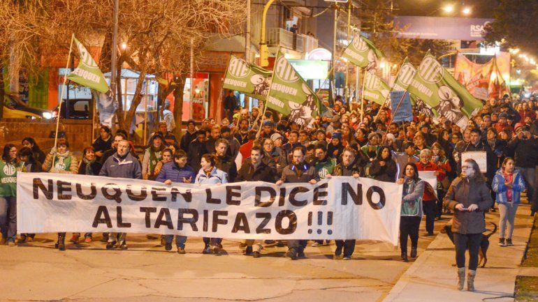 Alrededor de un vallado monumento a San Martín protestó la gente.