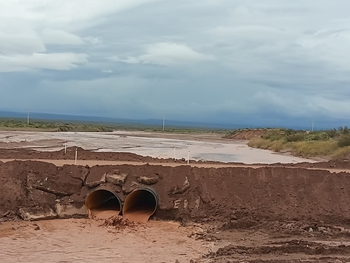 Volvió a cortarse el puente Carranza en Neuquén: la crecida del arroyo obligó a interrumpir el tránsito