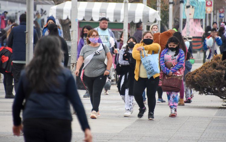 Neuquén tuvo un piso de casos de COVID, pero las autoridades siguen pidiendo por los cuidados.