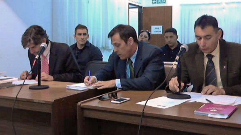 Los tres efectivos policiales en la audiencia en la que fueron acusados.&nbsp;