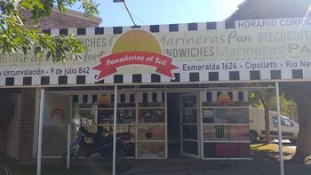 El frente de la panadería Sol, de calle La Esmeralda, donde se produjo el robo. Foto Google. | LM Neuquen El frente de la panadería Sol, de calle La Esmeralda, donde se produjo el robo. Foto Google.