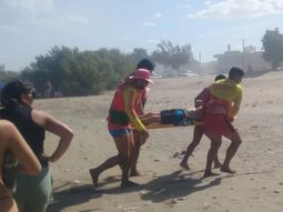 La rápida intervención de los guardavidas evitó una tragedia. Foto: Vanesa Schwemmler (NoticiasNet). La rápida intervención de los guardavidas evitó una tragedia. Foto: Vanesa Schwemmler (NoticiasNet).