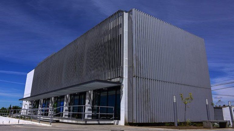 La nueva sucursal tiene tres niveles y duplicará los cajeros en la zona.