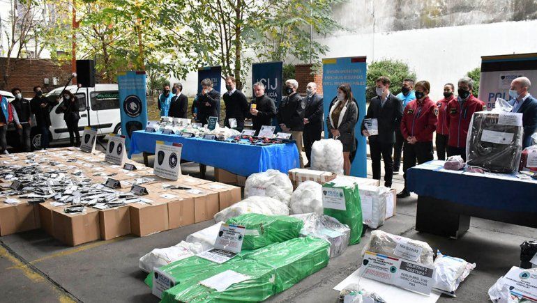 Unos estafadores fabricaban barbijos truchos del Conicet