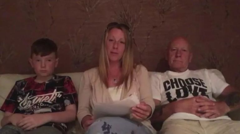 Alex con su madre y su abuelo en un vídeo de Facebook enviado a casa. Alex con su madre y su abuelo en un vídeo de Facebook enviado a casa.