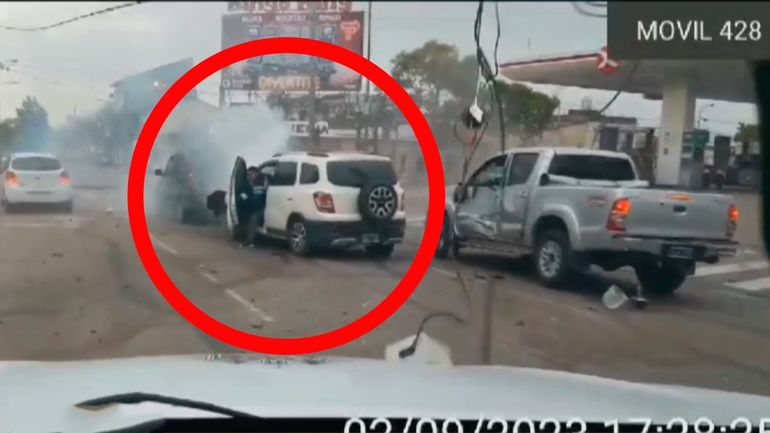 Tras varios minutos de tensión, la camioneta de los delincuentes impactó con dos autos, ambos fueron detenidos. Tras varios minutos de tensión, la camioneta de los delincuentes impactó con dos autos, ambos fueron detenidos.