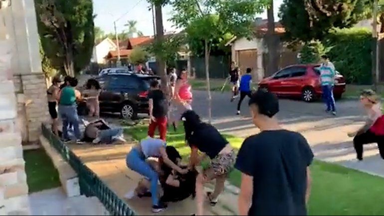 Video: batalla campal a piñas y cuchillazos en la puerta del colegio