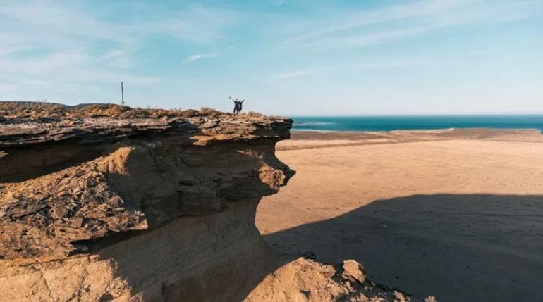 Mar, estepa y humedales se combinan en una vista panoirámica única: sólo hay que animarse a un ascenso de 120 metros. Mar, estepa y humedales se combinan en una vista panoirámica única: sólo hay que animarse a un ascenso de 120 metros. 