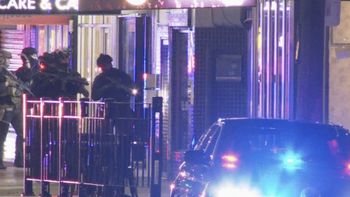 Un tirador causó terror en Australia: disparó al menos 50 veces desde un edificio e hirió a 20 personas Un tirador causó terror en Australia: disparó al menos 50 veces desde un edificio e hirió a 20 personas