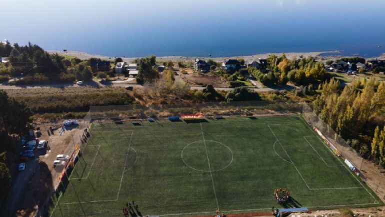 El partido de fútbol entre Las Piedritas y Chicago se disputó en la cancha de Deportivo Cruz, a la orilla del lago Nahuel Huapi en Bariloche. El partido de fútbol entre Las Piedritas y Chicago se disputó en la cancha de Deportivo Cruz, a la orilla del lago Nahuel Huapi en Bariloche.
