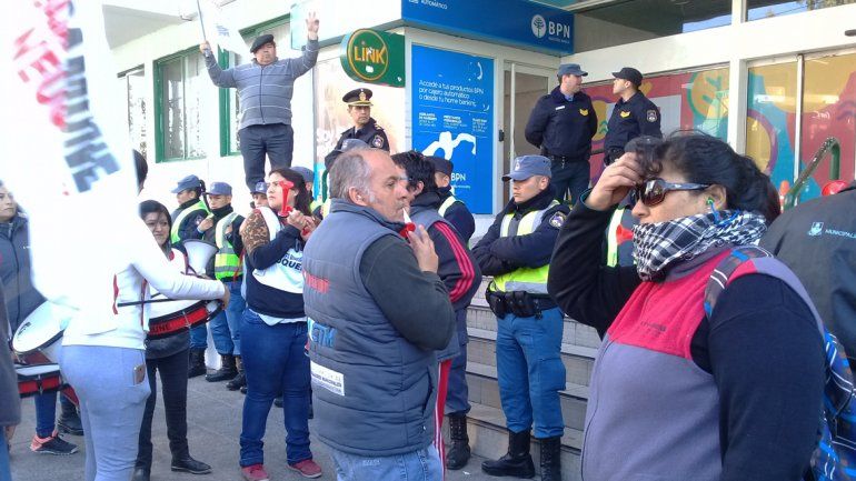 Sitramune volvió a protestar en el Municipio por los contratados