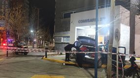El Volkswagen Golf color gris quedó sobre la vereda de la Comisaría 3ra. El cartel institucional impidió que se metiera en el edificio. El conductor fue demorado y luego trasladado al hospital. | LM Neuquen El Volkswagen Golf color gris quedó sobre la vereda de la Comisaría 3ra. El cartel institucional impidió que se metiera en el edificio. El conductor fue demorado y luego trasladado al hospital.