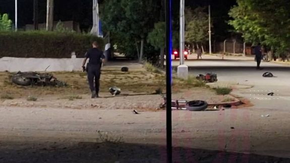 Un adolescente de 15 años murió y un joven está grave tras un violento choque entre motos en Mariano Moreno