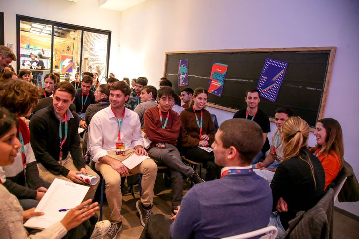 Pueden participar alumnos universitarios que residan en Buenos Aires, Comodoro Rivadavia, Neuquén y Campana. Pueden participar alumnos universitarios que residan en Buenos Aires, Comodoro Rivadavia, Neuquén y Campana.