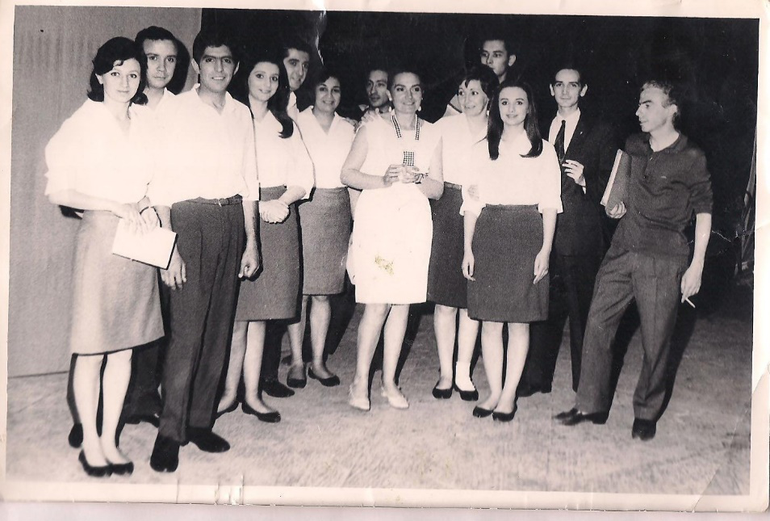 Alicia con actores como Alicia Villaverde, Darío Altomaro, Ruli Domínguez, Arturo Pérez, Cecilia Lizazoain, entre otros. Alicia con actores como Alicia Villaverde, Darío Altomaro, Ruli Domínguez, Arturo Pérez, Cecilia Lizazoain, entre otros.