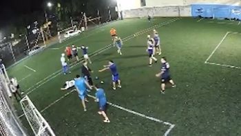 batalla campal y tiros entre barras de velez y policias que jugaban un partido de futbol