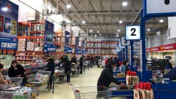 Los asaltantes irrumpieron súbitamente cuando los empleados se preparaban para cerrar y en cuestión de minutos vaciaron las cajas del hiper de Comodoro Rivadavia (foto ilustrativa). Los asaltantes irrumpieron súbitamente cuando los empleados se preparaban para cerrar y en cuestión de minutos vaciaron las cajas del hiper de Comodoro Rivadavia (foto ilustrativa).