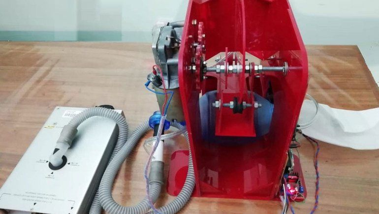 Modificaron un respirador manual y lo hicieron automático