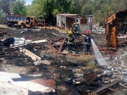 No fue un misión. Explotó un tanque en una chacarita de San Antonio, y volaron ladrillos y escombros a varios metros. No hubo heridos de milagro. No fue un misión. Explotó un tanque en una chacarita de San Antonio, y volaron ladrillos y escombros a varios metros. No hubo heridos de milagro.