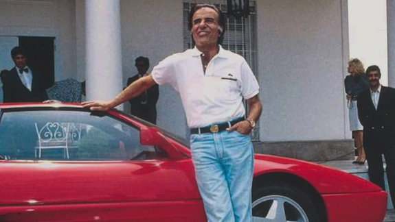 Carlos Menem en la Quinta de Olivos con su amada y polémica Ferrari 348 TB.
