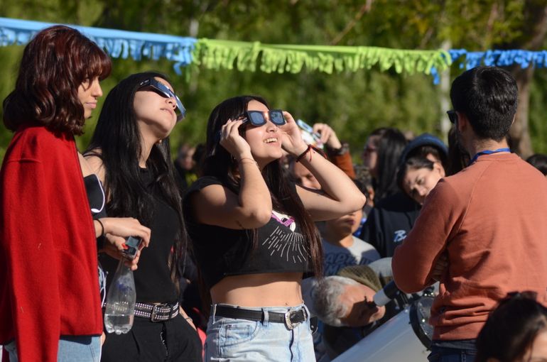 En imágenes, el eclipse solar anular anillo de fuego en Neuquén