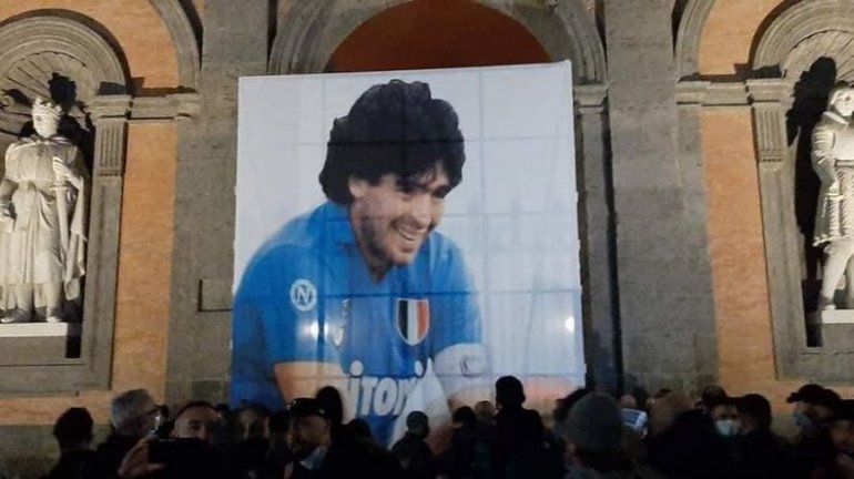La imagen de Diego Maradona en el palacio real, donde están las estatuas de los reyes de la Nápoles antigua.