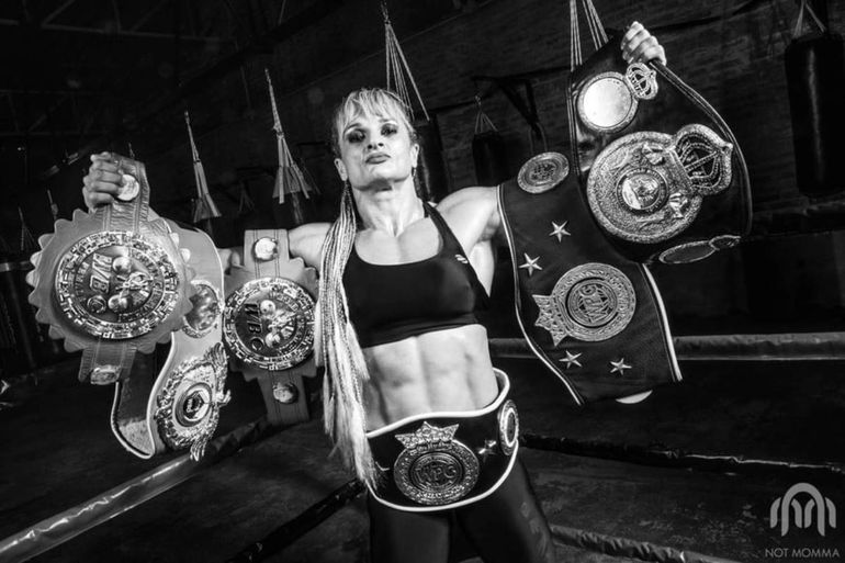 Locomotora Olivares con sus títulos. Locomotora Olivares con sus títulos.