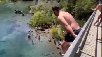 video: el temeroso y desopilante salto del tato aguilera al lago en la angostura