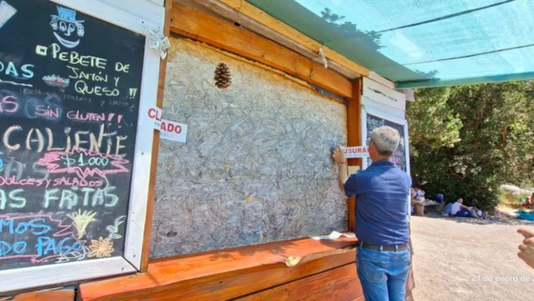 El camping mapuche del lago correntoso fue clausurado por la municipalidad de Villa La Angostura. Foto: Diario Andino.