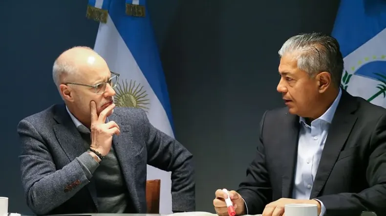 Figueroa firmó varios contratos con el Banco Mundial. | LM Neuquen Figueroa firmó varios contratos con el Banco Mundial.