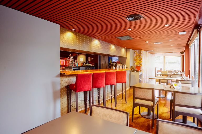 Confitería Viento Sur, ideal para cortar el día, sobre la Avenida Argentina, pleno centro de Neuquén. Confitería Viento Sur, ideal para cortar el día, sobre la Avenida Argentina, pleno centro de Neuquén.